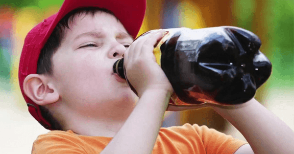 Pueden los niños beber refrescos a diario Pueden los niños beber refrescos a diario