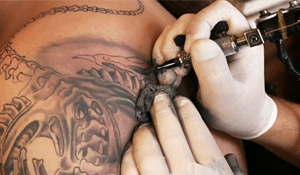 Los peligros de hacerse un tatuaje en el cuerpo