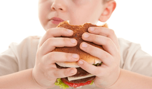 ¿Cómo podemos prevenir el sobrepeso en los niños?