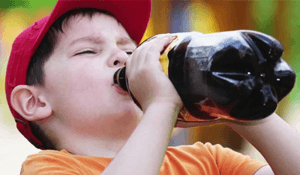 ¿Pueden los niños beber refrescos a diario?