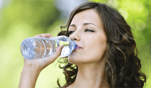 Beber agua para mejorar la salud