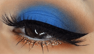 Maquillaje de ojos tono azul ideal para morenas